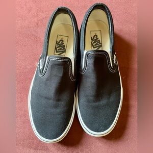 VANS black slip ons men’s 6 and women’s 7.5. Very good condition.